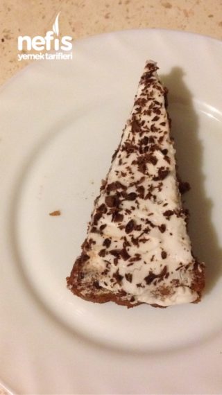 Tart Kalıbında Çikolatalı Şantili Islak Kek