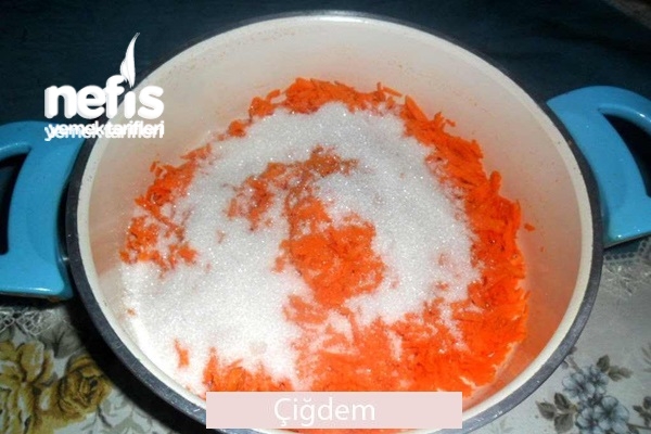 Φτιάχνοντας μπάλες καρότου από μπισκότο βρώμης