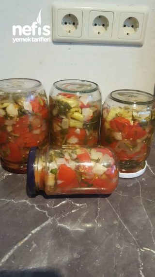 Kavanozda Karışık Tomates Salatası
