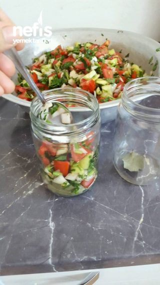 Kavanozda Karışık Tomates Salatası