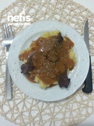 Patates Puresi Yataginda Karabibersoslu Biftek