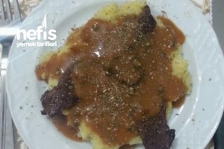 Patates Puresi Yatağında Karabiber Soslu Biftek Tarifi