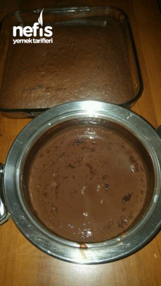 Κέικ κακάο με σάλτσα σοκολάτας