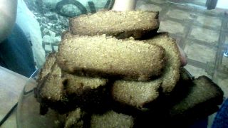 Kabartma tozu yerine karbonat koydum. Mayalı ekmek gibi kabarmış. Karbonatı az koymalıyam. Ekmek çok güzel olur.