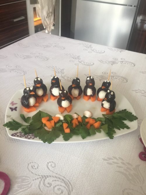 ZEYTİN PEYNİR VE HAVUÇTAN YAPILAN PENGUEN ZEYTİN PEYNİR VE HAVUÇTAN YAPILAN PENGUEN