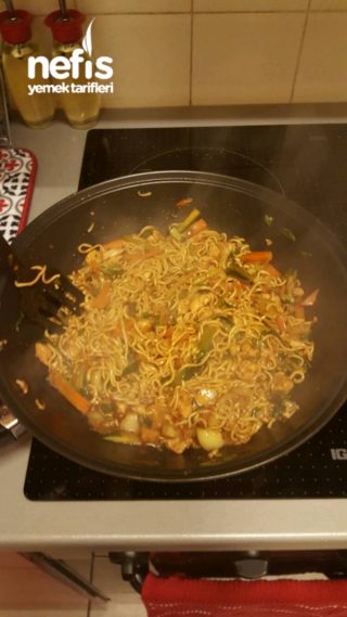 Tavuklu Noodles Çin Makarnası