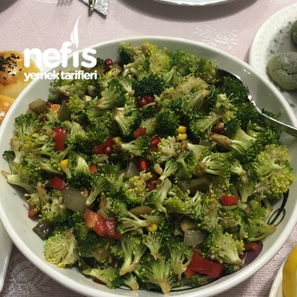 Nefis Tadıyla Çiğ Brokoli Salatası