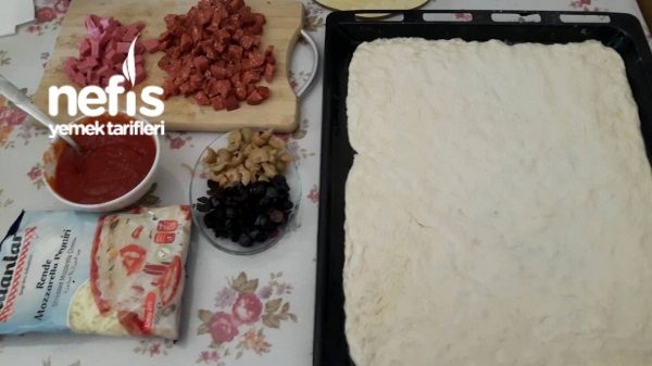 Hazır Ekmek Hamurundan Pizza Nefis Yemek Tarifleri