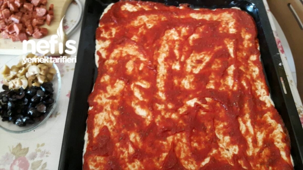 Hazır Ekmek Hamurundan Pizza Nefis Yemek Tarifleri