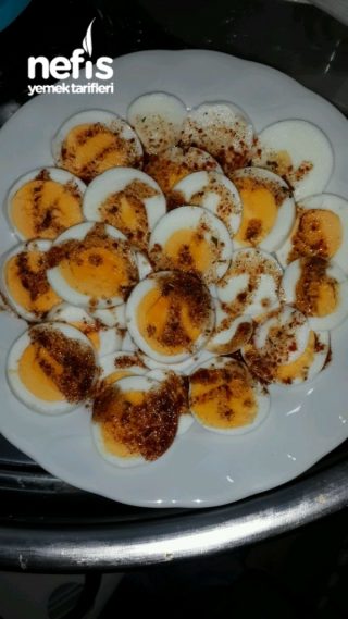 Kahvaltıya Baharat Soslu Haşlanmış Yumurta