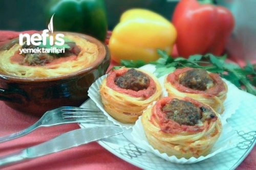 Soslu Makarnalı Kuş Yuvası (Güveç Ve Muffin Kalıbında) Tarifi