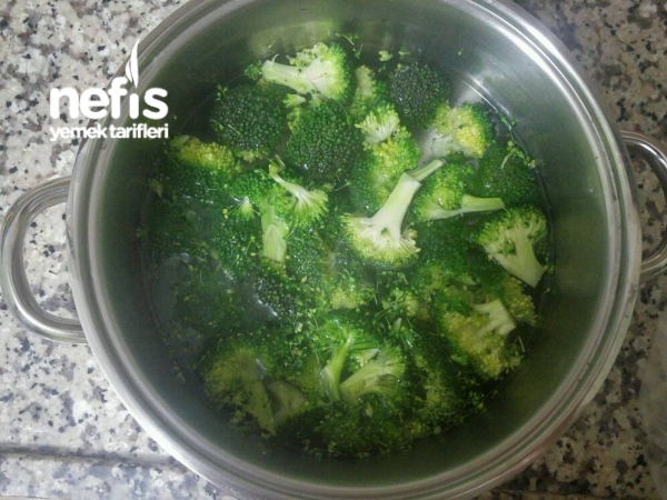 Enfes Kıymalı Brokoli Salatası