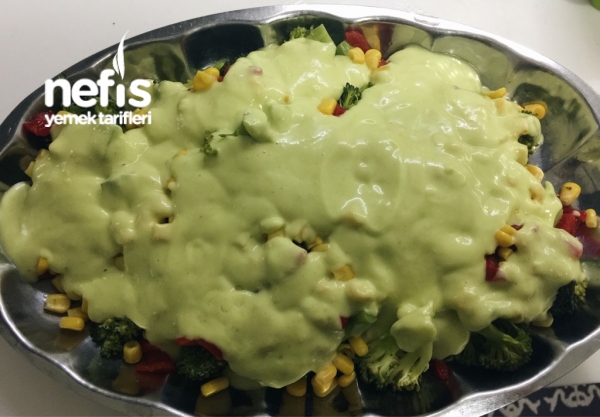 Brokolili Avokado Salatası