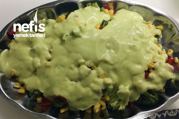 Brokolili Avokado Salatası