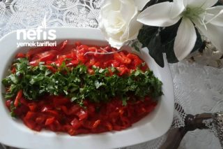 Kolay Kırmızı Biber Salatası Tarifi