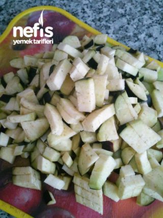 Patlıcanlı Etimekli Gün Salatasi