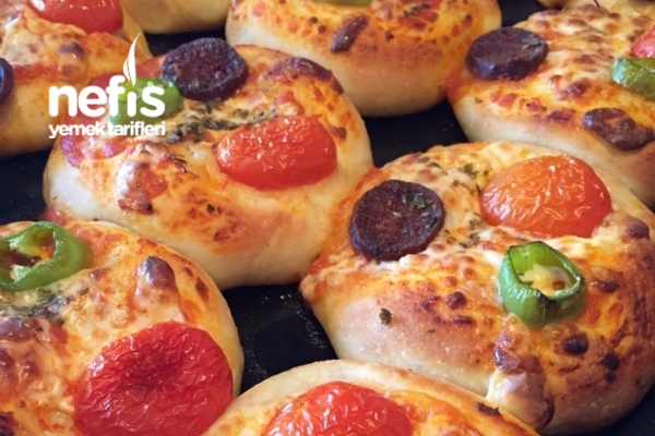 Sarımsaklı Domates Soslu Mini Pizzalar