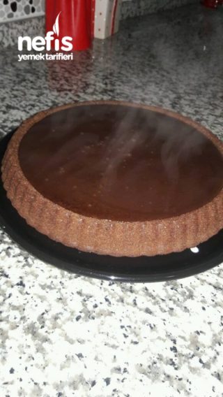 Tart Kalıbında Çikolata Soslu Kek