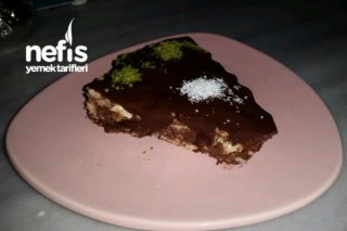 Halleyli Çikolata Soslu Pasta Tarifi