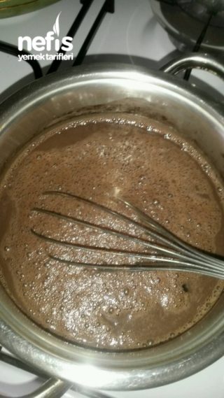 Çikolata Soslu Vişneli Kek