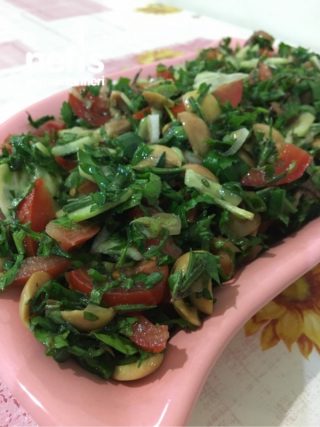 Taze Kekik Ve Yeşil Zeytin Salatası