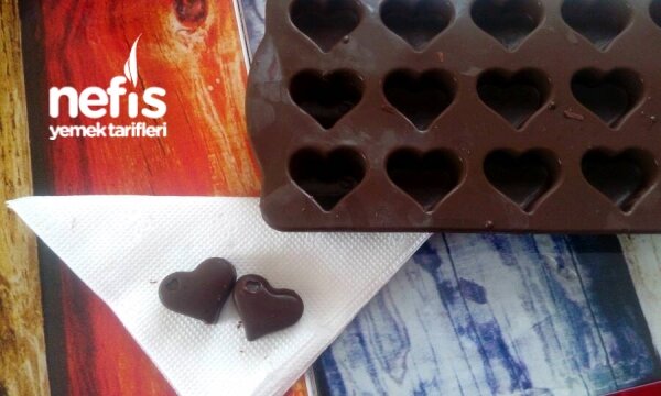 https://i.nefisyemektarifleri.com/2017/04/16/benmari-usulu-kalip-cikolata-2.jpg
