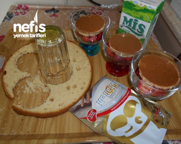 Çilekli Kekli Damla Sakızlı Muhallebili Kup Nefis Yemek Tarifleri
