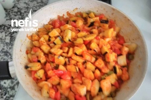 Patlıcan Yemeği (Makarna Yanına Sos) Tarifi