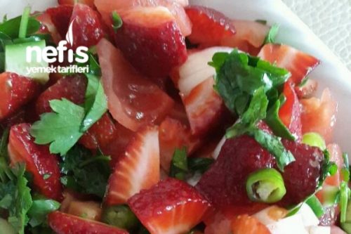 Çilekli Domates Salatası Tarifi