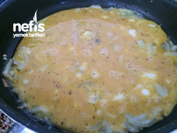 Karamelize Soğanlı Peynirli Omlet