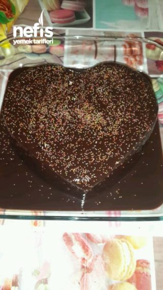Çilekli Pudingli Çikolata Soslu Kalp Kek