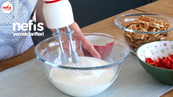 Çilekli Parfe Tarifi – 10 Dakikada Dondurma Tadında (Videolu)