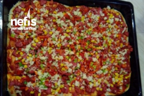 Bol Malzemeli Aile Pizzası Tarifi
