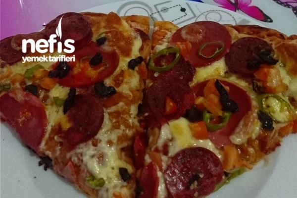 Ev Yapımı Bol Malzemeli Karışık Pizza Tarifi Nefis Yemek Tarifleri
