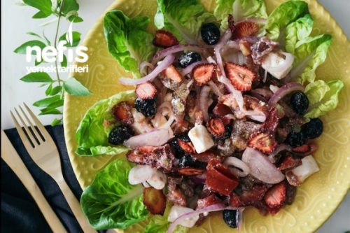 Kurutulmuş Çilekli Yunan Salatası Tarifi