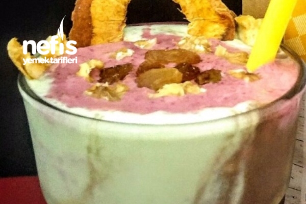 Hindistan Cevizi Unlu Ve Çilek Tozlu Buz Gibi Milkshake ...