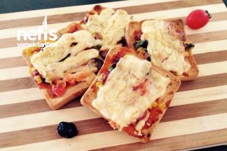 Tost Ekmeğinden Herkesin Bildiği Bol Malzemeli Pizza Tarifi