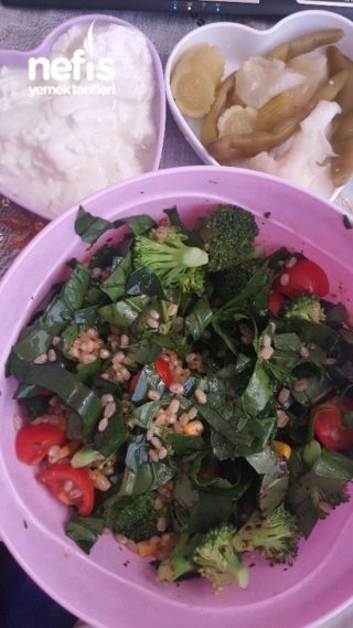 Ispanaklı Brokolili Buğday Salatası