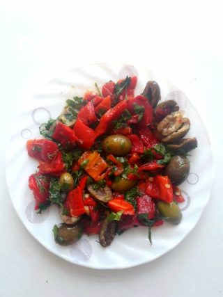 Közlenmiş Biberli Zeytin Salatası