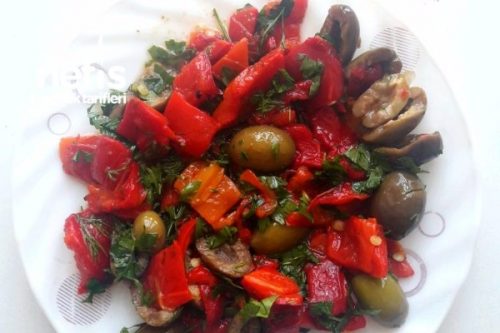 Közlenmiş Biberli Zeytin Salatası Tarifi