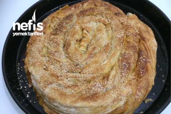 Hazır Yufkadan Mis Gibi Pırasalı Börek Nefis Yemek Tarifleri