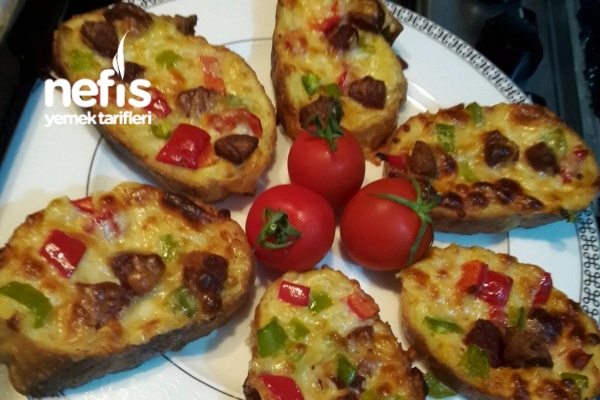 Fırında Yumuşacık Ekmek Pizza (Kahvaltılık) (videolu) Tarifi