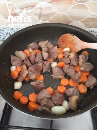 Κρέας σοταρισμένο με καρότα και πατάτες