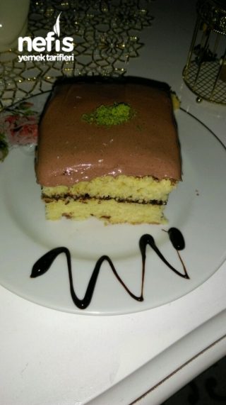 Poke Cake (με σάλτσα σοκολάτας)