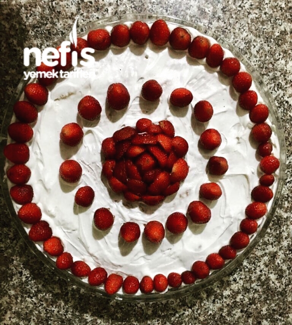 Çilekli Kedidili Pasta Nefis Yemek Tarifleri 3978224