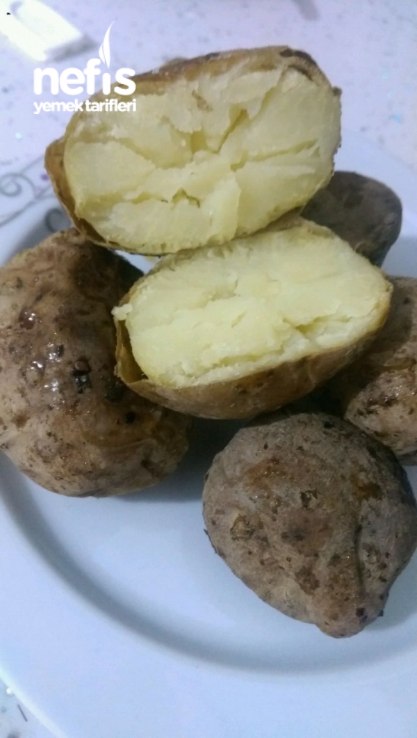 Πατάτες στο φούρνο σε ένα ζεστό περιβάλλον