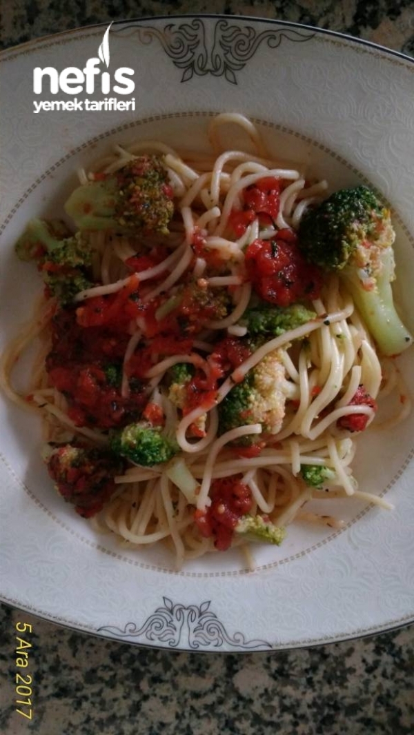 Brokoli Eşliğinde Spagetti