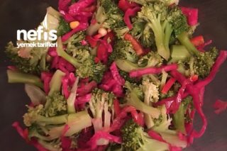 Fermente Lahanalı Brokoli Salatası Tarifi