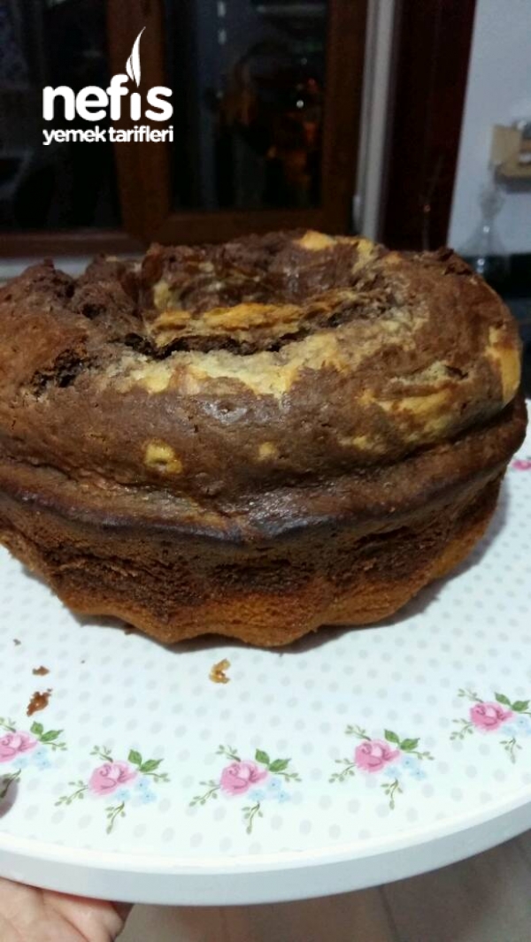 Δίχρωμο κέικ με σάλτσα σοκολάτας