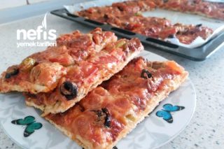 İncecik Hamuru Ve Nefis Sosuyla Klasik Pizza (Tepsi Pizzası) Tarifi